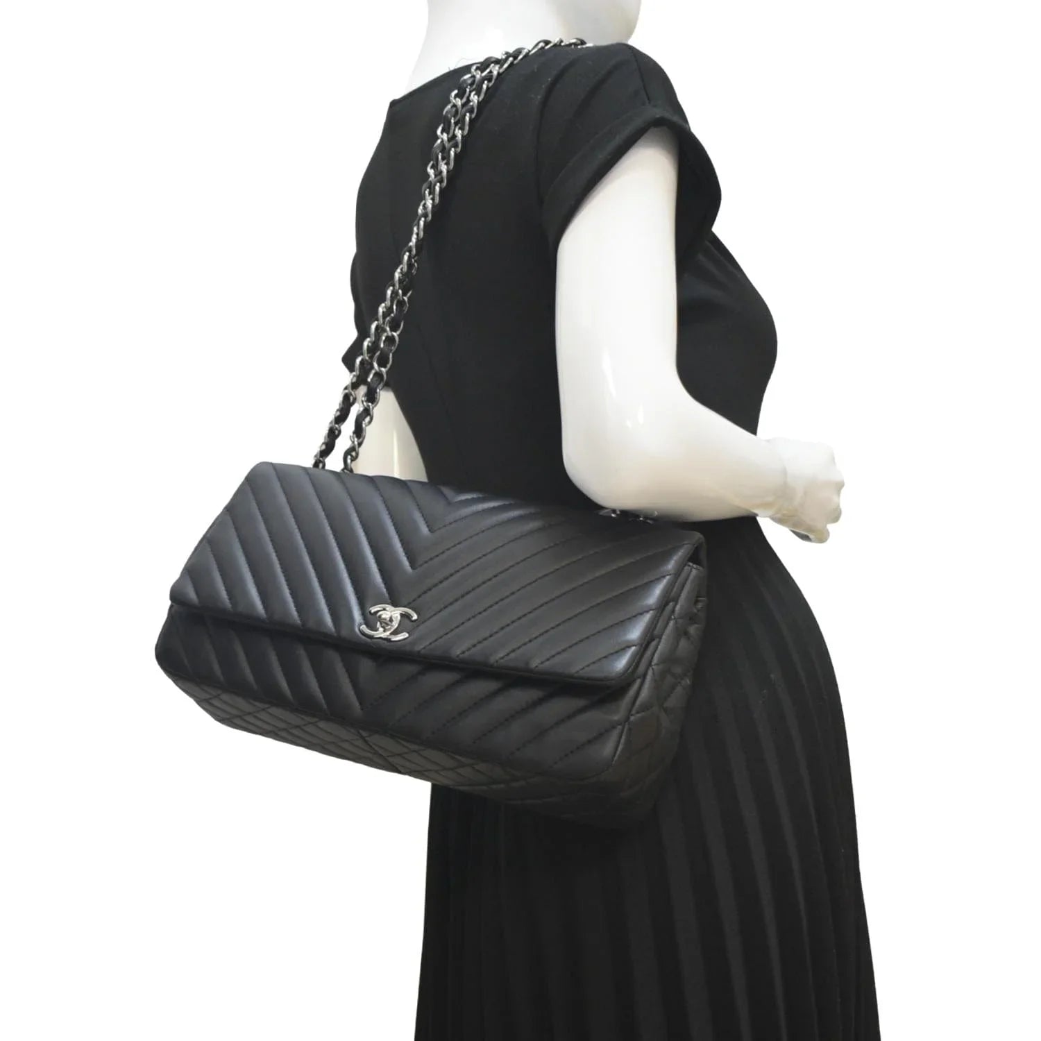 Pre-Owned CHANEL Sizeurpique Chevron Medium Lambskin Leather Flap Crossbody Bag Black
