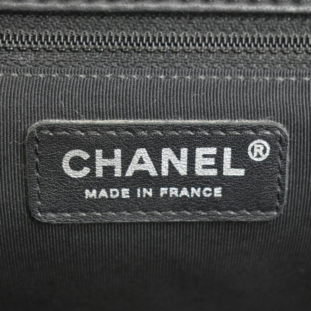 Pre-Owned CHANEL Sizeurpique Chevron Medium Lambskin Leather Flap Crossbody Bag Black